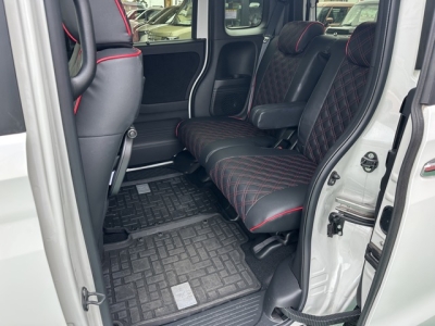 N-BOXカスタム(ホンダ)中古車 後席内装