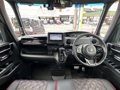N-BOXカスタム(ホンダ)中古車 後席から見た前席