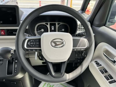 ムーヴキャンバス(ダイハツ)届出済未使用車 後席から見た前席