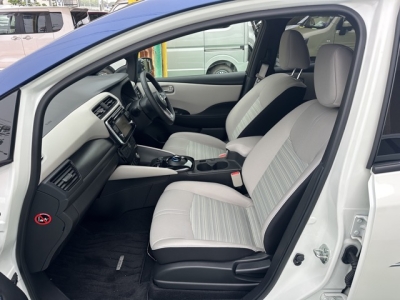 リーフ(ニッサン)中古車 前席内装