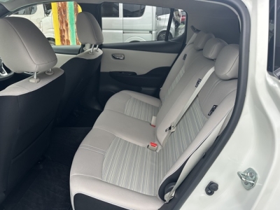 リーフ(ニッサン)中古車 後席内装