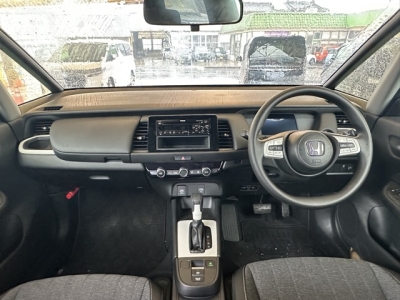 フィット(ホンダ)中古車 後席から見た前席