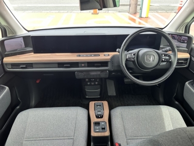 HONDA e(ホンダ)中古車 後席から見た前席