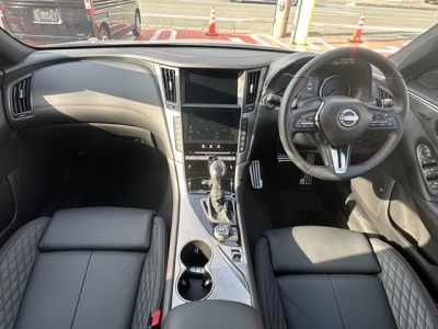 スカイライン(ニッサン)中古車 後席から見た前席