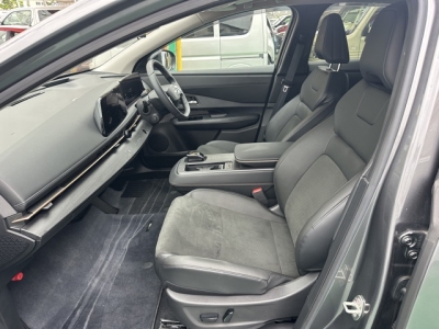 アリア(ニッサン)中古車 前席内装