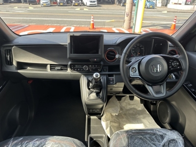 N-ONE(ホンダ)届出済未使用車 後席から見た前席