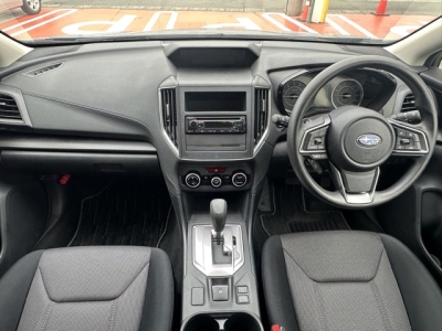インプレッサG4(スバル)中古車 後席から見た前席