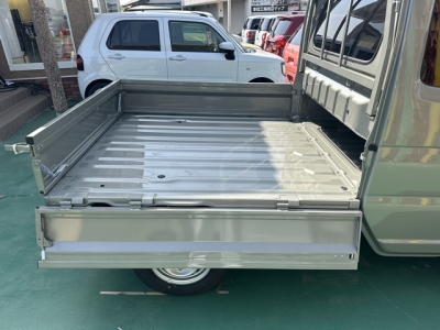 キャリートラック(スズキ)届出済未使用車 後席から見た前席