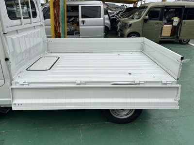 NT100クリッパー(ニッサン)中古車 後席内装