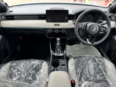 ヴェゼル(ホンダ)登録済未使用車 後席から見た前席