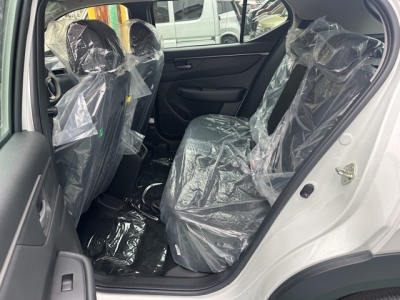 WR-V(ホンダ)登録済未使用車 後席内装