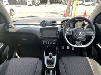スイフトスポーツ(スズキ)登録済未使用車 後席から見た前席