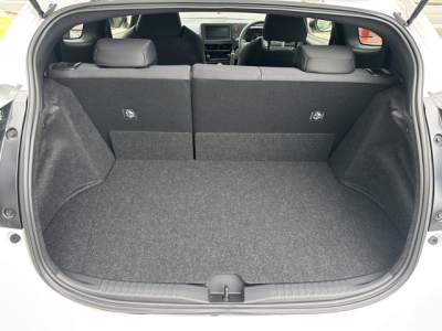 GRヤリス(トヨタ)中古車 後席から見た前席
