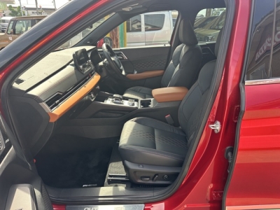 アウトランダーPHEV(三菱)中古車 前席内装