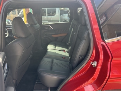 アウトランダーPHEV(三菱)中古車 後席内装