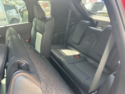 アウトランダーPHEV(三菱)中古車 後席から見た前席