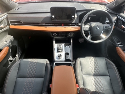 アウトランダーPHEV(三菱)中古車 内外装写真