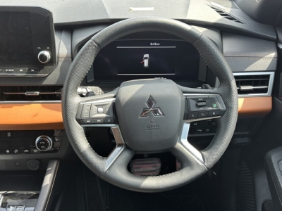 アウトランダーPHEV(三菱)中古車 内外装写真他