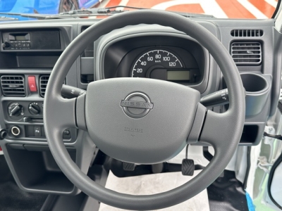 キャリイトラックのOEM(スズキ)届出済未使用車 後席から見た前席
