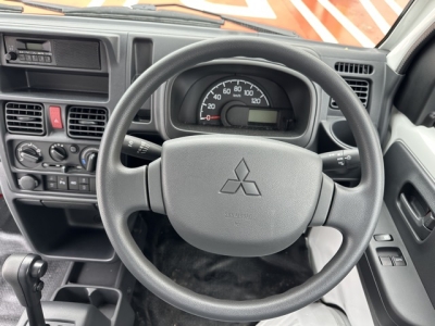 ミニキャブトラック(三菱)中古車 後席から見た前席