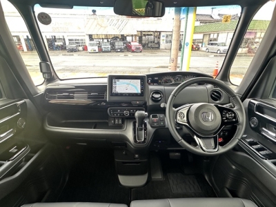 N-BOXカスタム(ホンダ)中古車 後席から見た前席