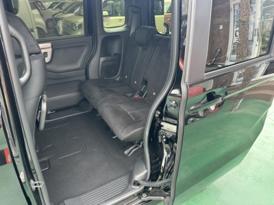 N-BOXカスタム(ホンダ)届出済未使用車 後席内装