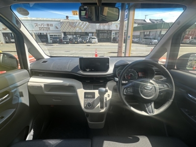 ムーヴ(ダイハツ)中古車 後席から見た前席