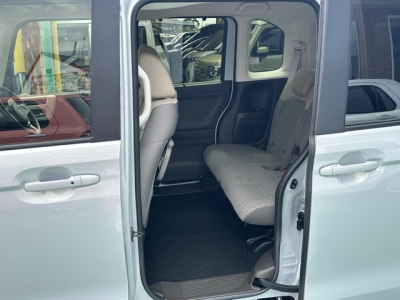 N-BOX(ホンダ)中古車 後席内装