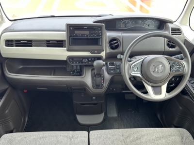 N-BOX(ホンダ)中古車 後席から見た前席