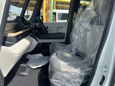 新型N-BOX(ホンダ)届出済未使用車 前席内装