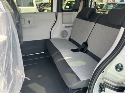 新型N-BOX(ホンダ)届出済未使用車 後席内装
