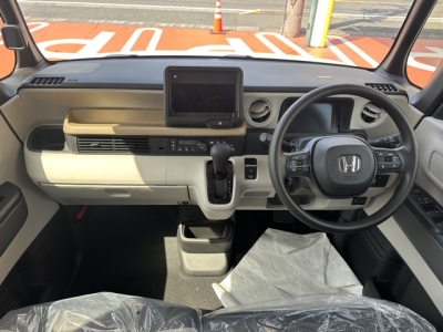 新型N-BOX(ホンダ)届出済未使用車 後席から見た前席