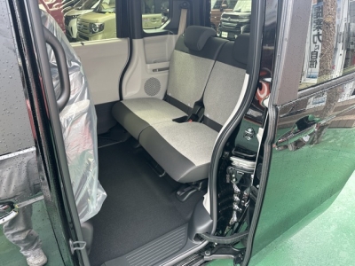 新型N-BOX(ホンダ)届出済未使用車 後席内装