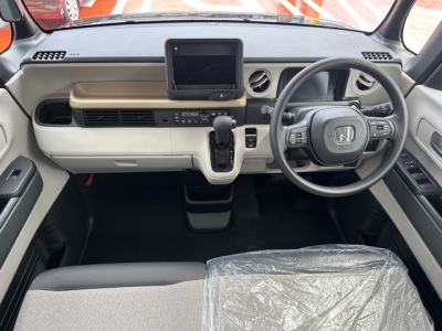 新型N-BOX(ホンダ)届出済未使用車 後席から見た前席
