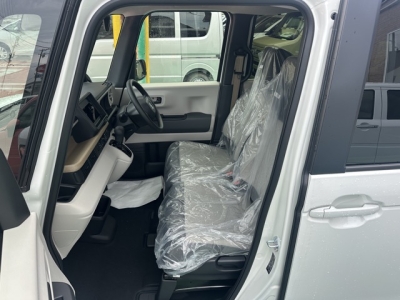 新型N-BOX(ホンダ)届出済未使用車 前席内装