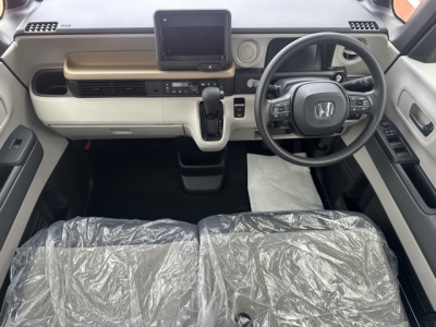 新型N-BOX(ホンダ)届出済未使用車 後席から見た前席