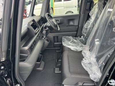 新型N-BOX(ホンダ)届出済未使用車 前席内装