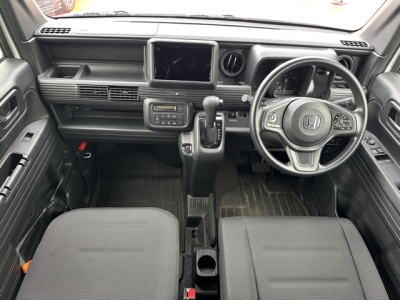 N-VAN(ホンダ)中古車 後席から見た前席