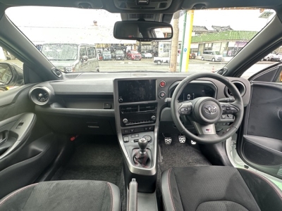 GRヤリス(トヨタ)中古車 後席から見た前席
