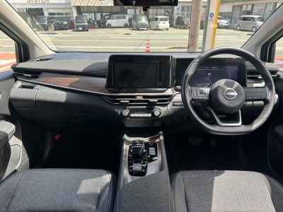 オーラ(ニッサン)中古車 後席から見た前席