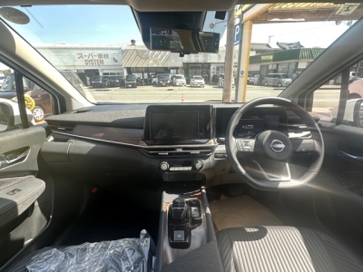 オーラ(ニッサン)中古車 後席から見た前席
