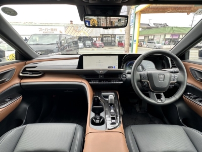 クラウンクロスオーバー(トヨタ)中古車 後席から見た前席