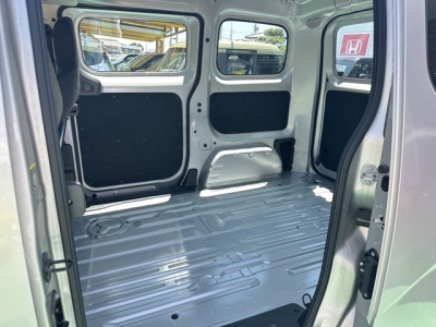 NV200バネットバン(ニッサン)レンタＵＰ 後席内装