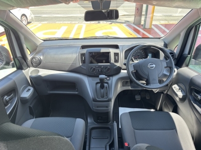 NV200バネットバン(ニッサン)レンタＵＰ 後席から見た前席
