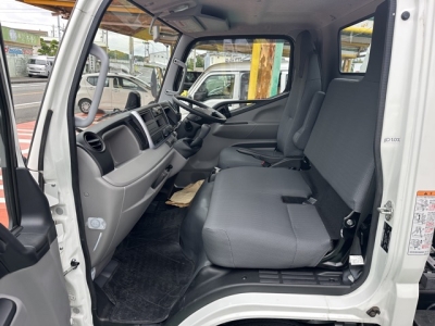 キャンター(三菱)中古車 前席内装
