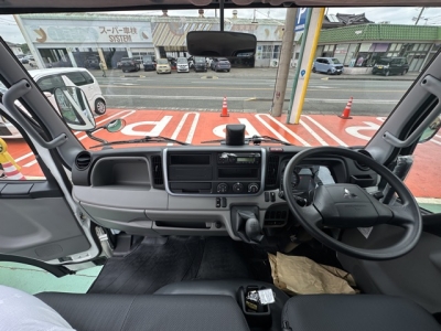 キャンター(三菱)中古車 後席内装