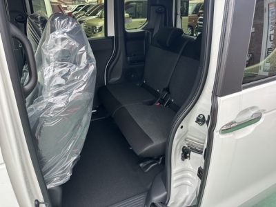 新型N-BOX(ホンダ)届出済未使用車 後席内装