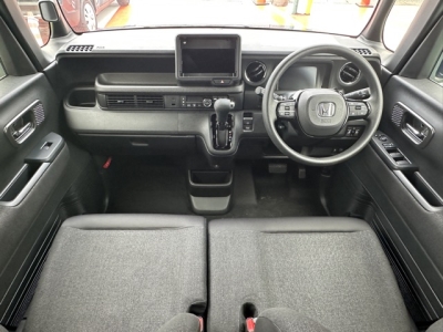 新型N-BOX(ホンダ)届出済未使用車 後席から見た前席