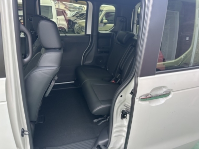 新型N-BOX(ホンダ)届出済未使用車 後席内装