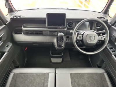 新型N-BOX(ホンダ)届出済未使用車 後席から見た前席
